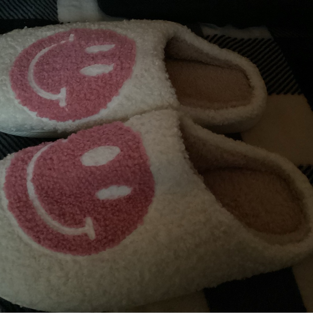 Size 38-39 slippers new no tags smily face